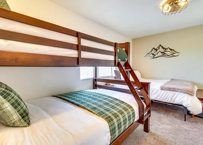 Walk To Private Lake! Family W/ Large Decks Holiday home