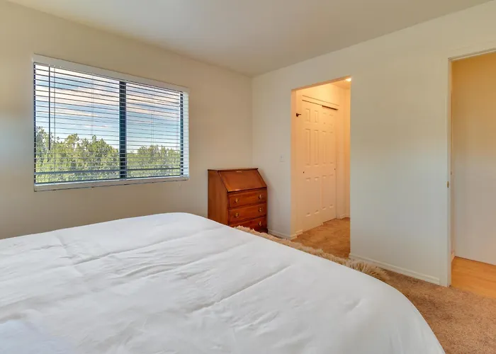 Walk To Private Lake! Family W/ Large Decks Holiday home